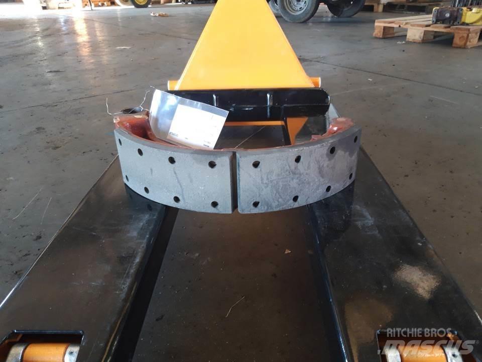 CAT 966C Pásy, řetězy a podvozek