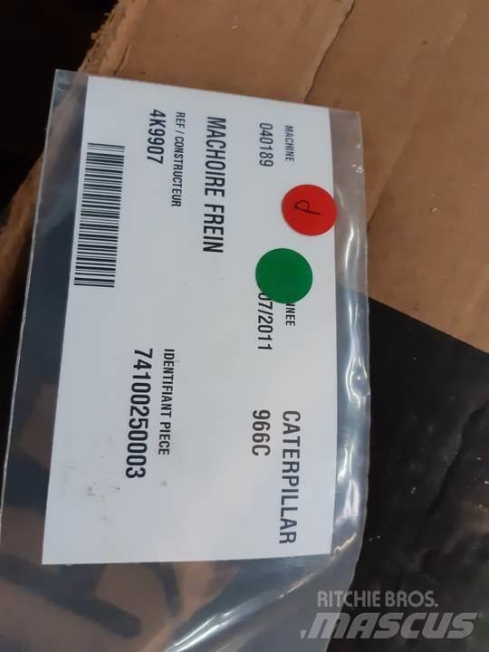 CAT 966C Pásy, řetězy a podvozek
