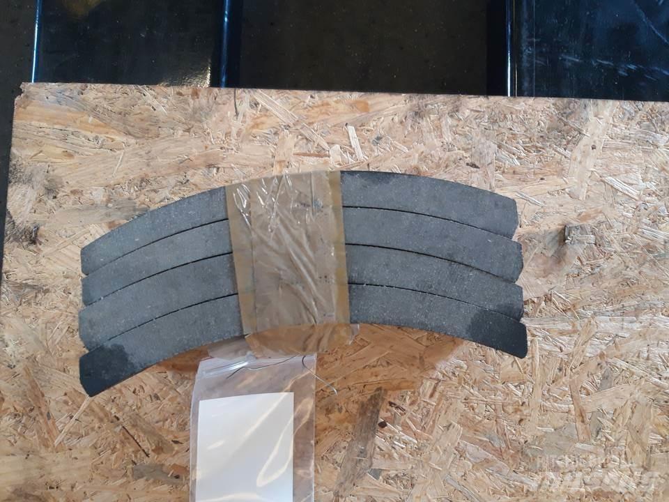 CAT 966C Pásy, řetězy a podvozek