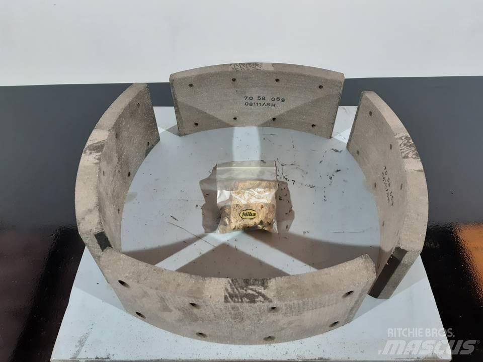 CAT 966C Pásy, řetězy a podvozek