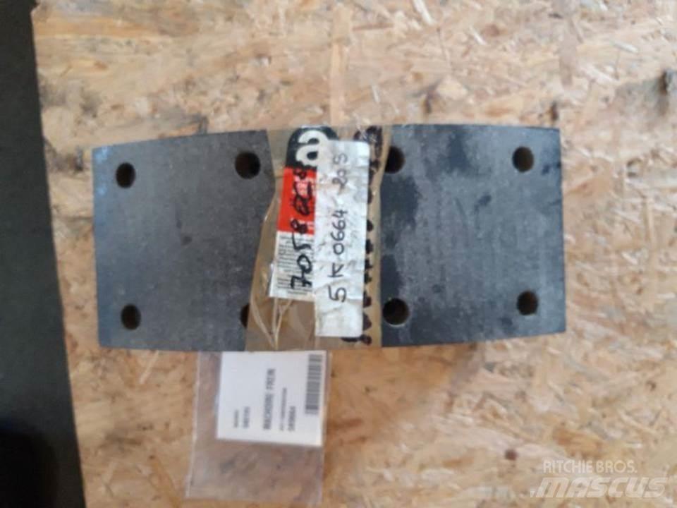 CAT 966C Pásy, řetězy a podvozek
