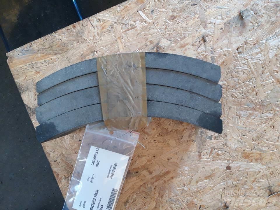 CAT 966C Pásy, řetězy a podvozek