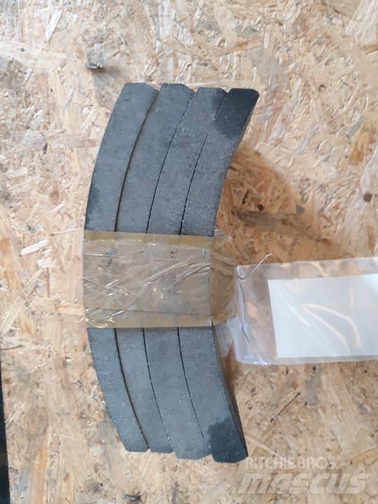 CAT 966C Pásy, řetězy a podvozek