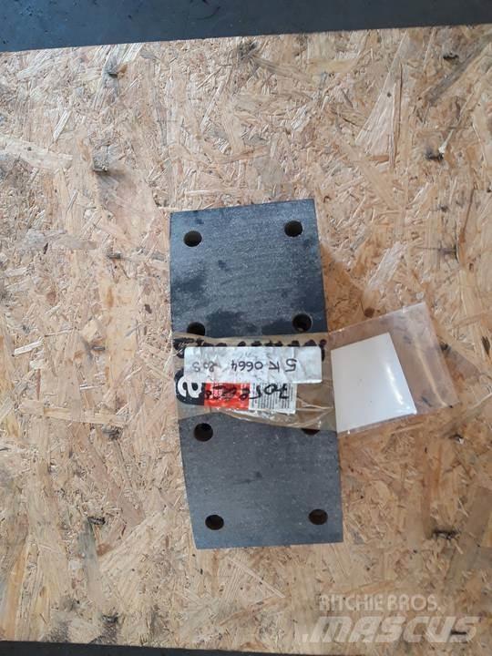 CAT 966C Pásy, řetězy a podvozek