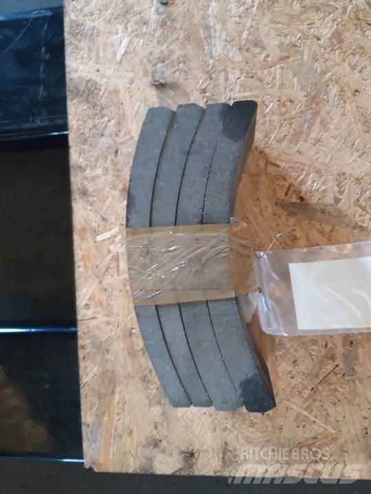 CAT 966C Pásy, řetězy a podvozek
