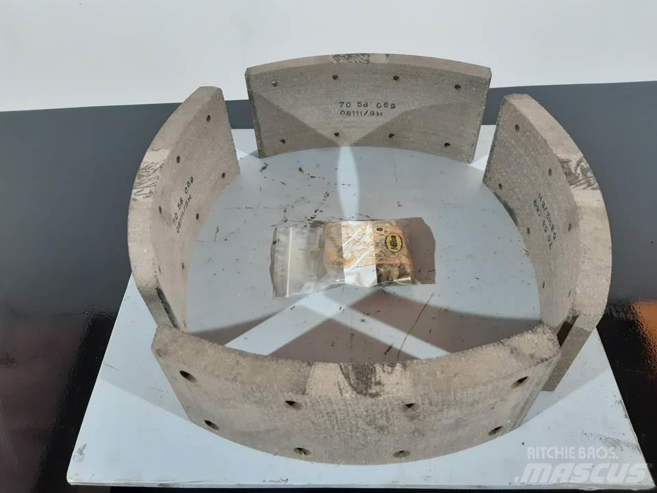 CAT 966C Pásy, řetězy a podvozek
