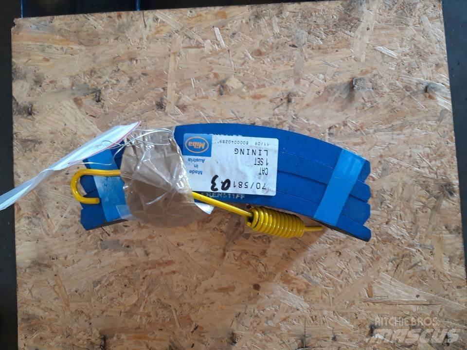 CAT 966D Pásy, řetězy a podvozek