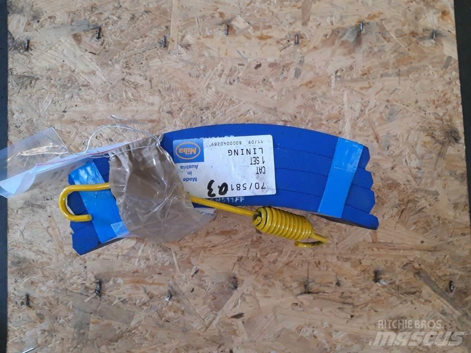 CAT 966D Pásy, řetězy a podvozek
