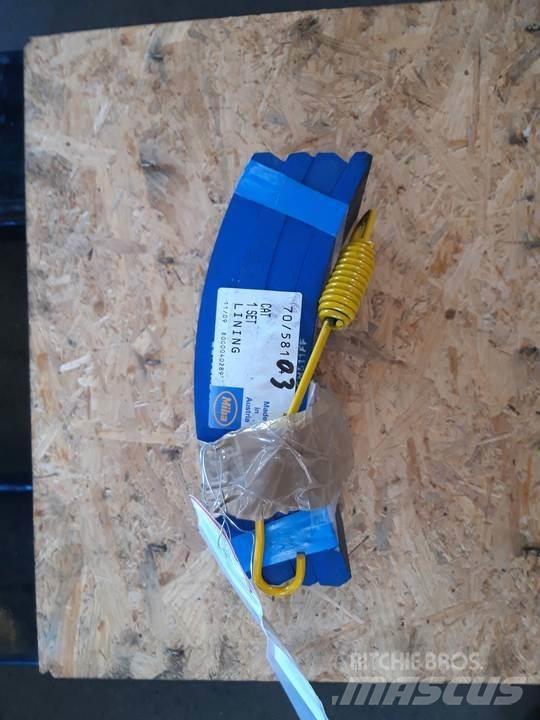 CAT 966D Pásy, řetězy a podvozek