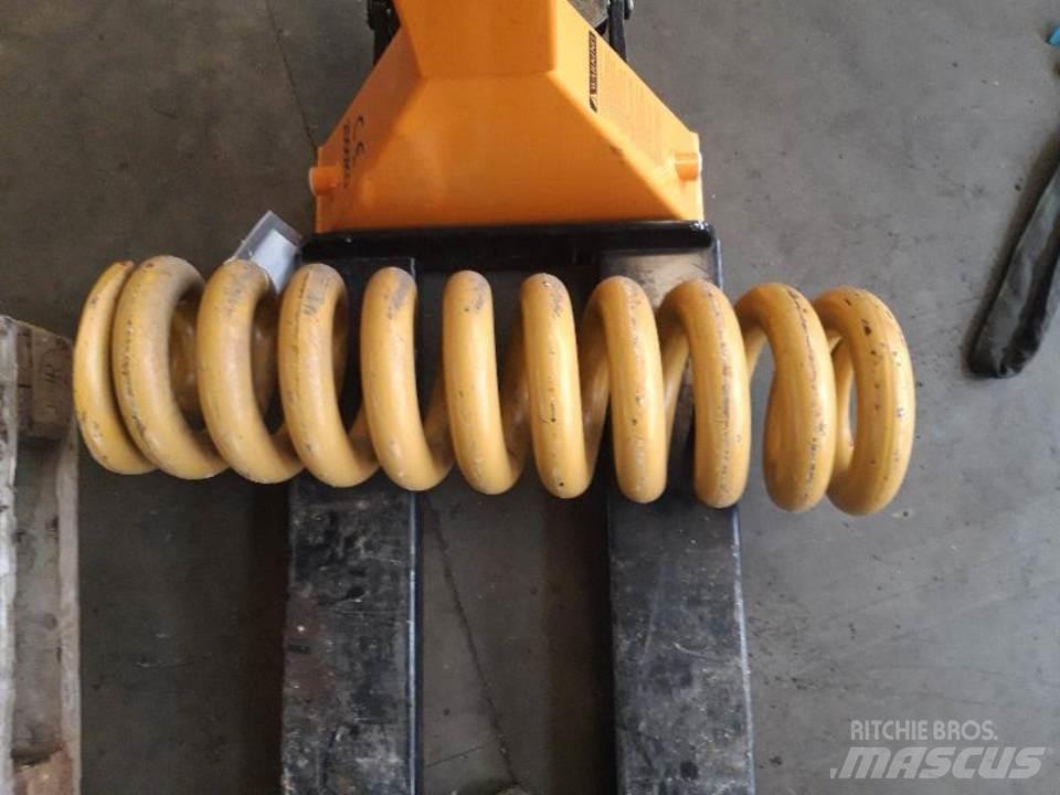 CAT D7F Pásy, řetězy a podvozek