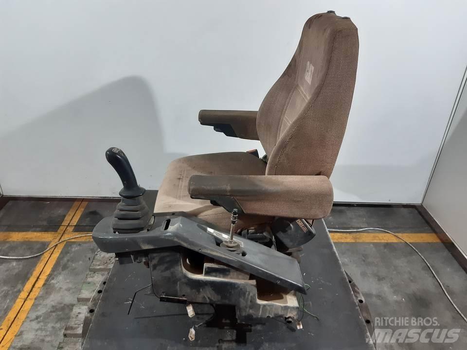 CAT M312 Kabiny a interiér