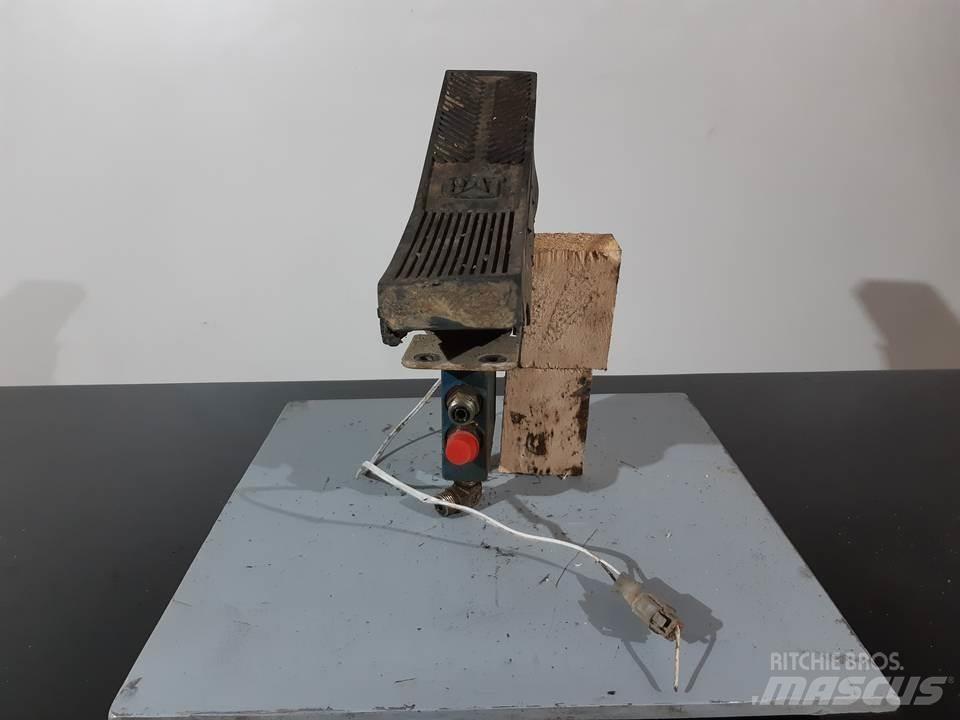 CAT M312 Kabiny a interiér