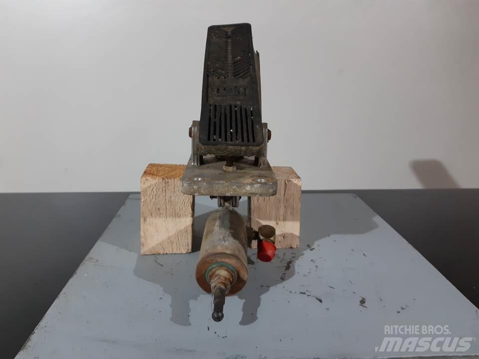 CAT M312 Kabiny a interiér