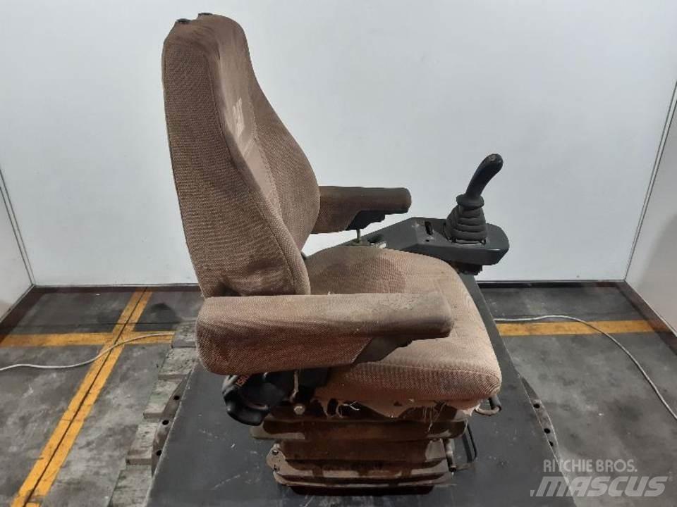 CAT M312 Kabiny a interiér