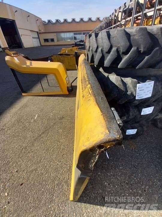 CAT M320F Kabiny a interiér