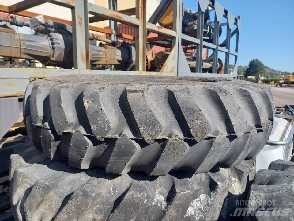 CAT M320F Pásy, řetězy a podvozek