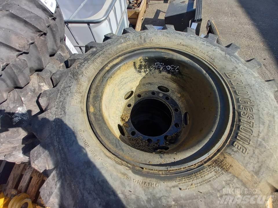 CAT M320F Pásy, řetězy a podvozek