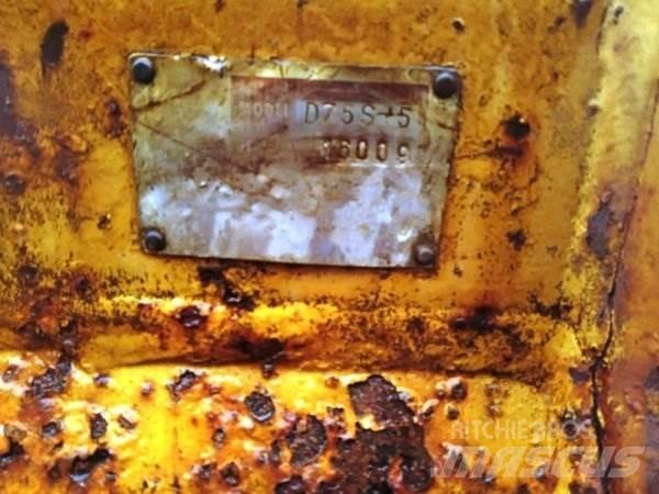 Komatsu D75 S5 Pásové nakladače