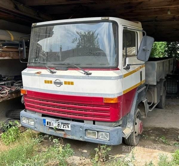 Nissan L351 Hákový nosič kontejnerů