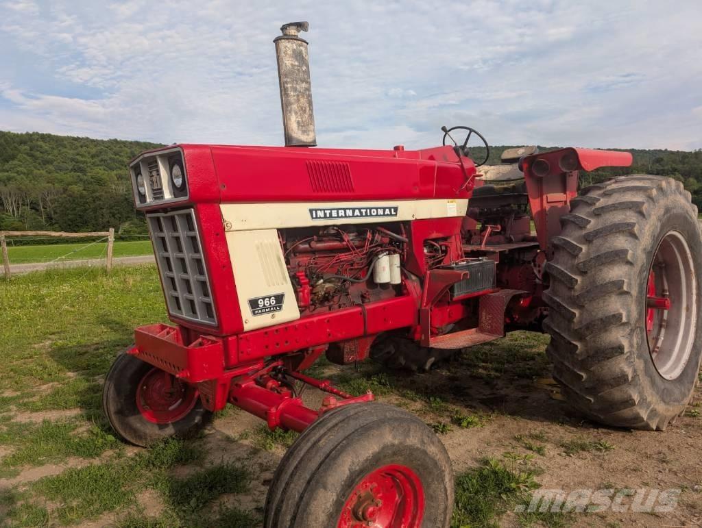 International 966 Traktory