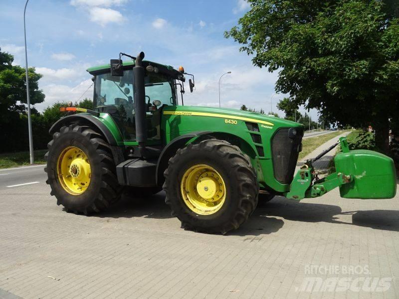 John Deere 8430 Traktory