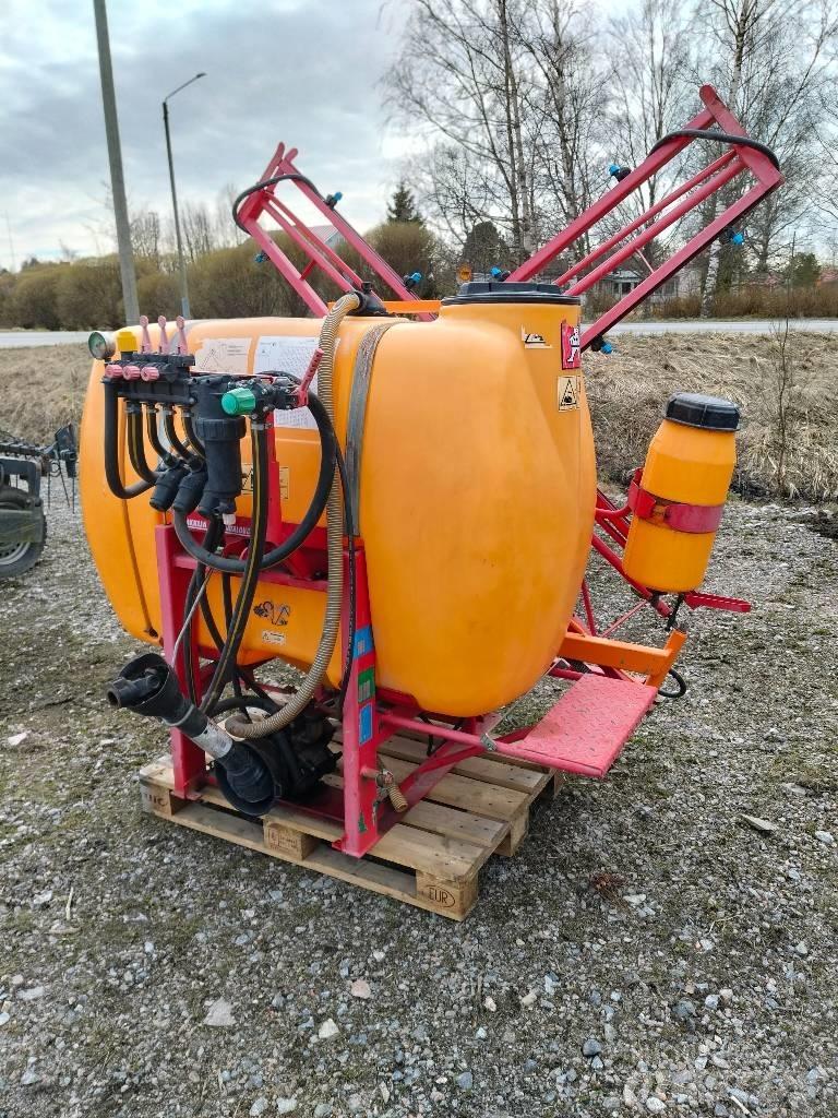 Junkkari 900 / 12 Nesené postřikovače