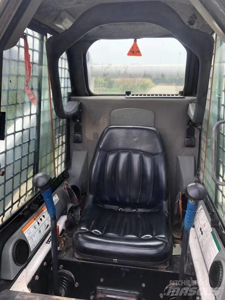 Bobcat S 300 Smykem řízené nakladače