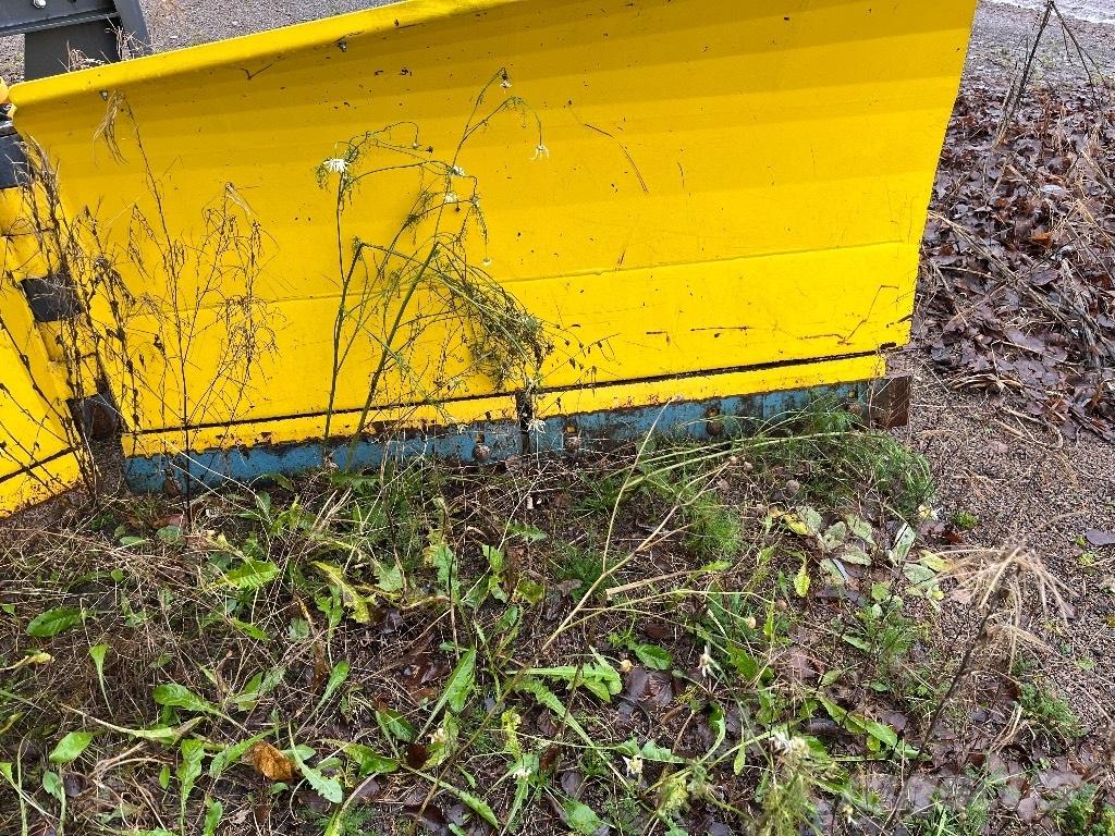 Vama 320 Sněžné pluhy, přední sněhové radlice