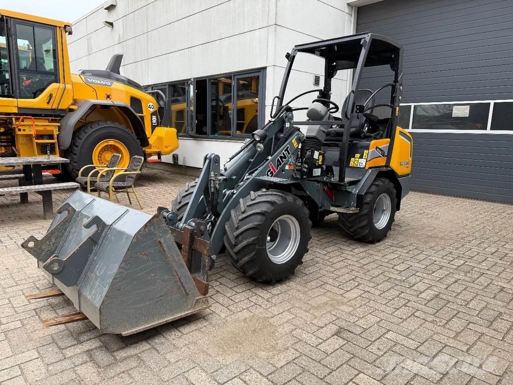 GiANT G2700 Kolové nakladače