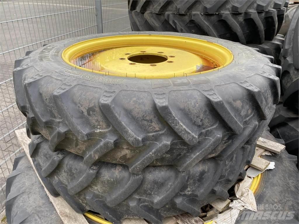 BKT 270/95R32 Pneumatiky, kola a ráfky