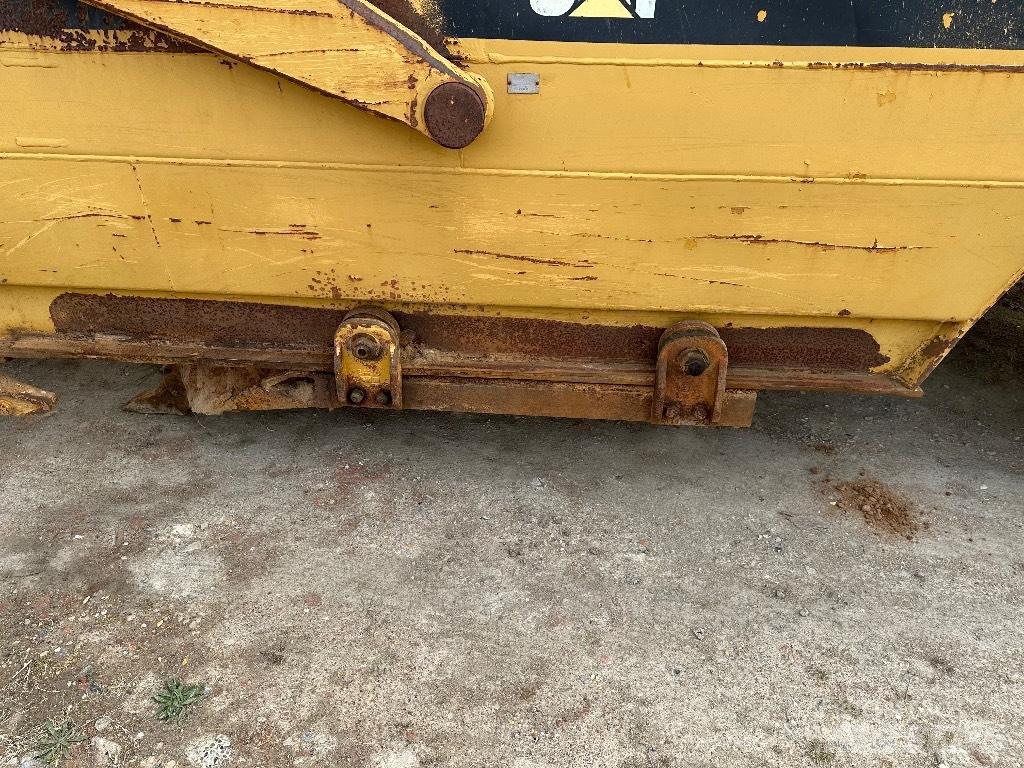 CAT 615 Skrejpry