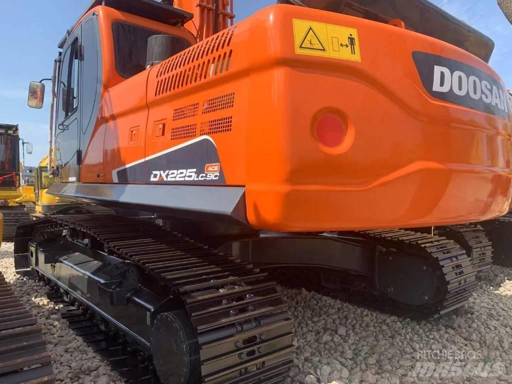 Doosan DX 225 Pásová rýpadla