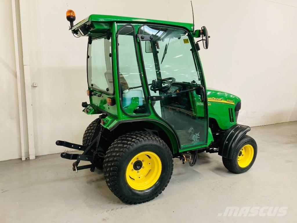John Deere 2320 Kompaktní traktory