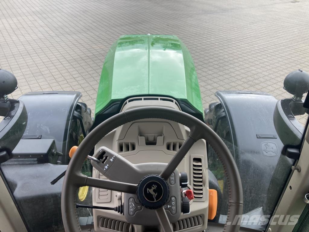 John Deere 6M240 Traktory