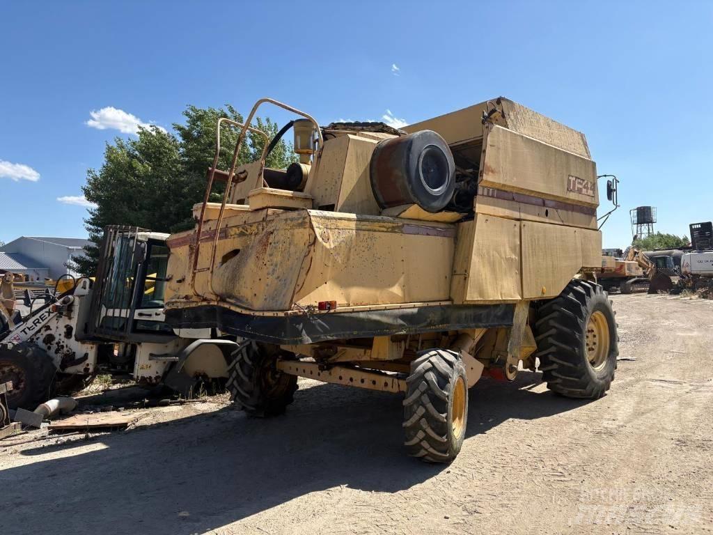 New Holland TF 42 Sklízecí mlátičky