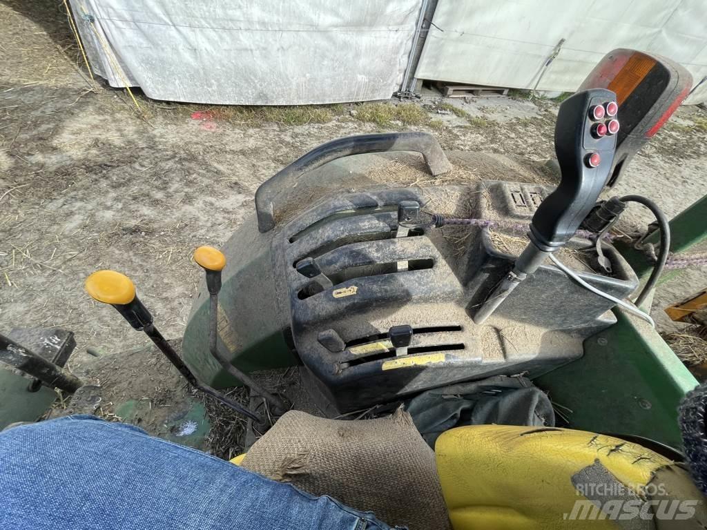 John Deere 5215 Traktory