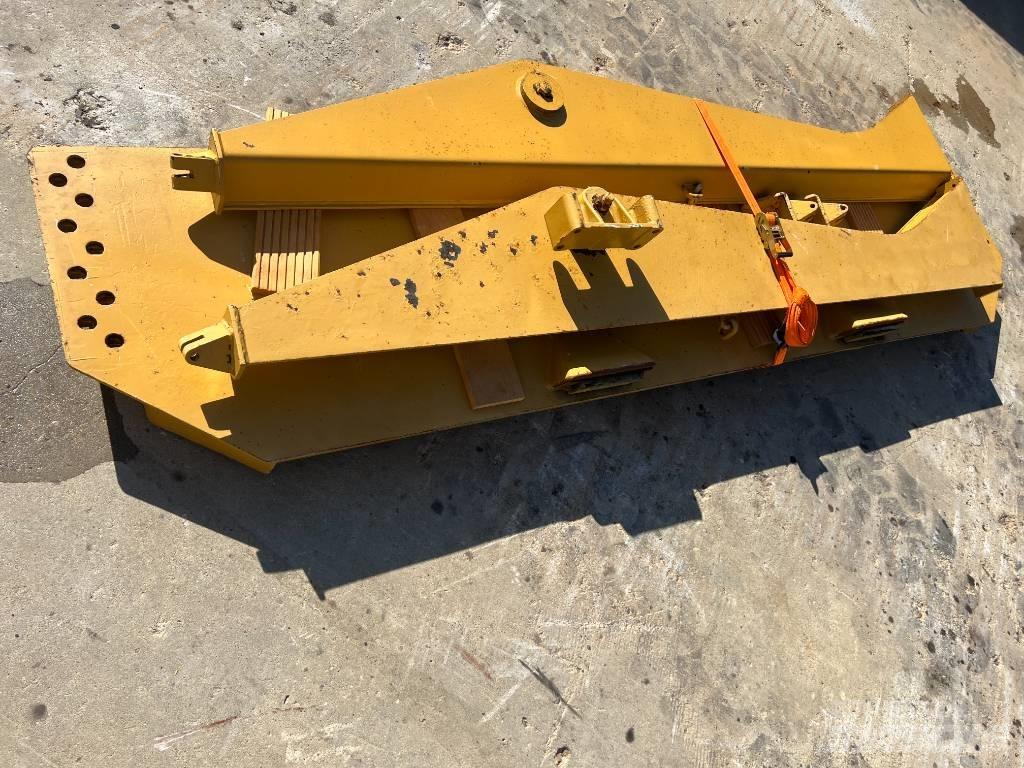 CAT 735 Zadní dveře