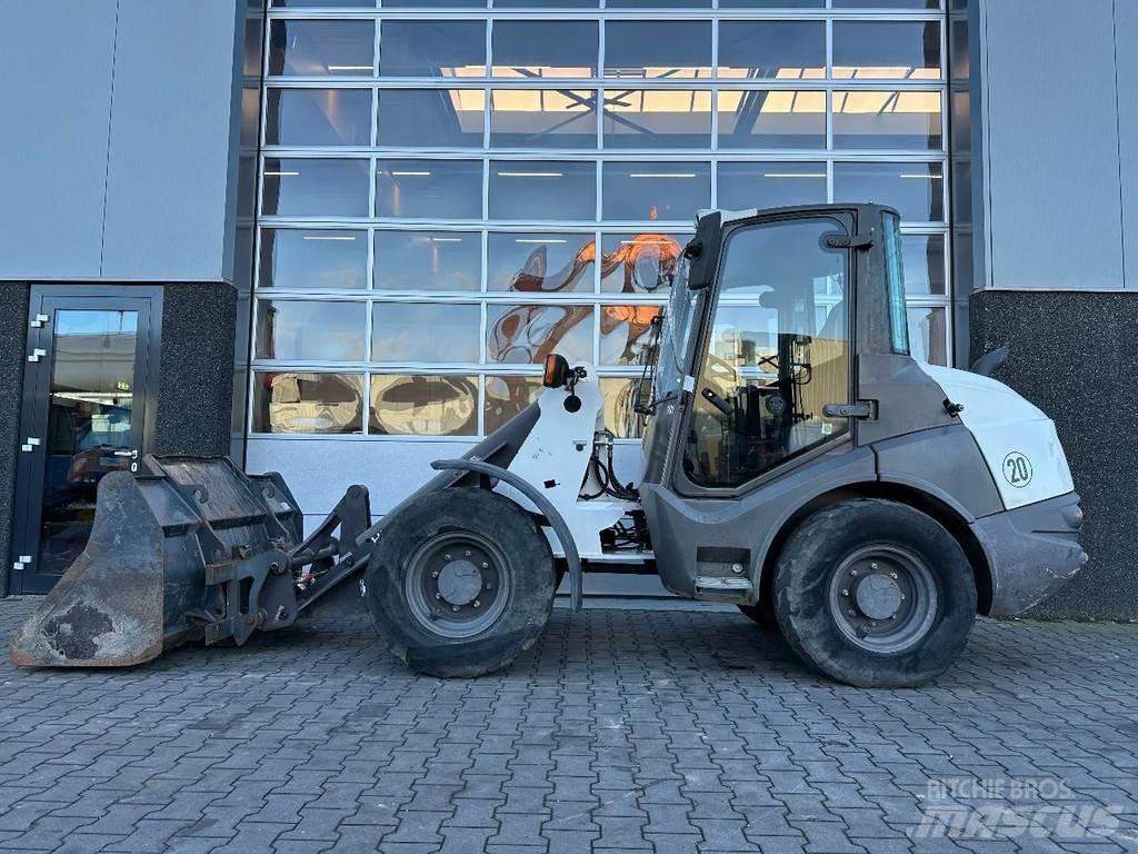 Hitachi ZW75 Kolové nakladače