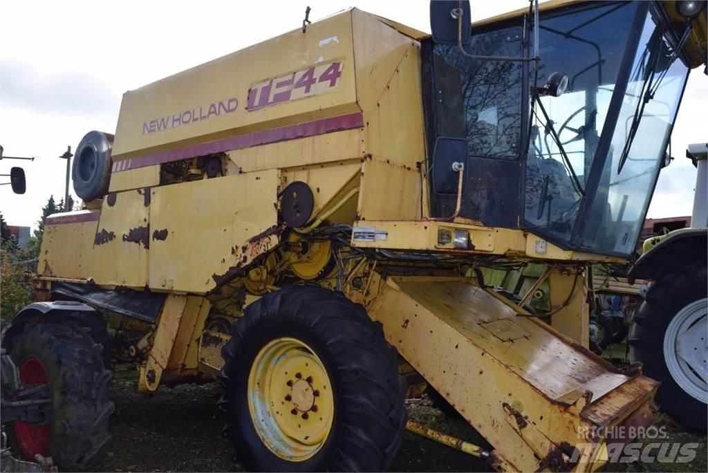 New Holland TF 44 Sklízecí mlátičky