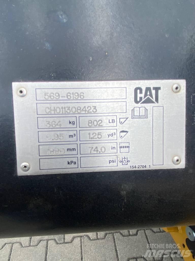 CAT 906 Kolové nakladače