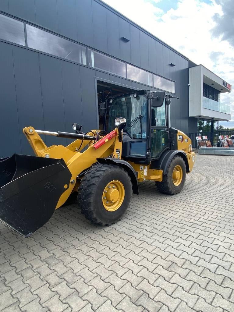 CAT 906 Kolové nakladače