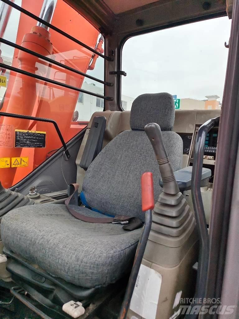 Hitachi ZX 135 US Pásová rýpadla