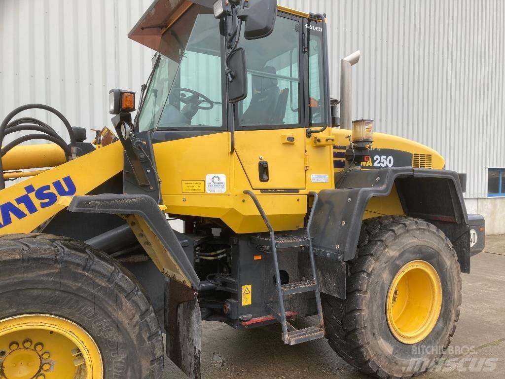 Komatsu WA 250 Kolové nakladače
