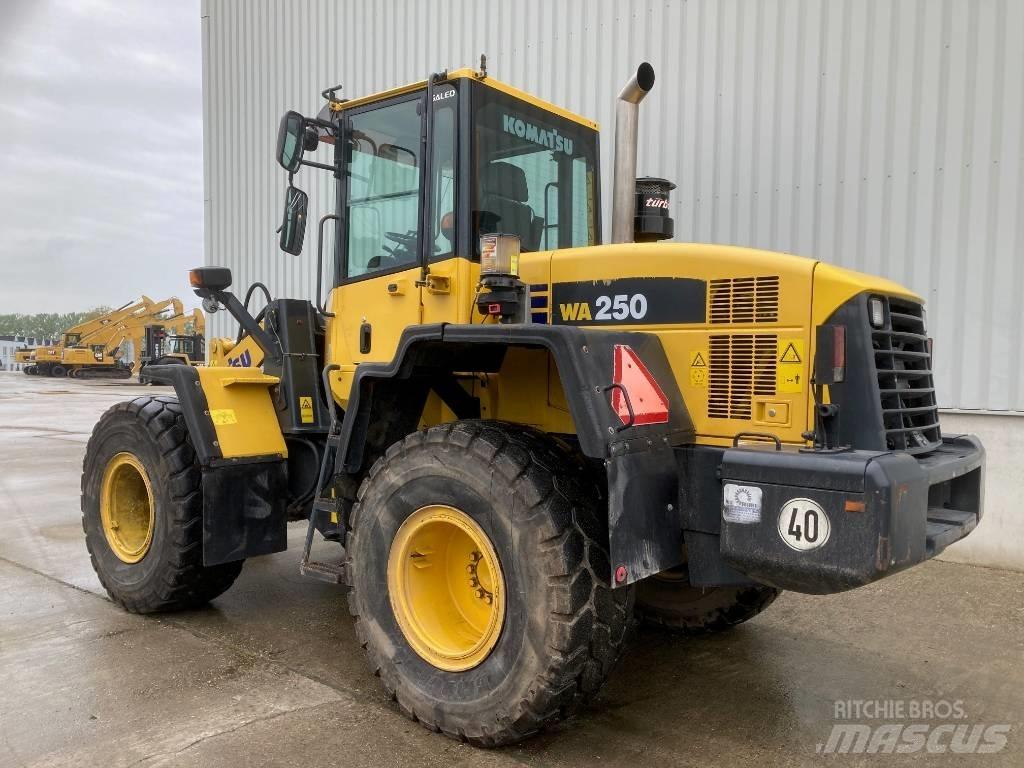 Komatsu WA 250 Kolové nakladače