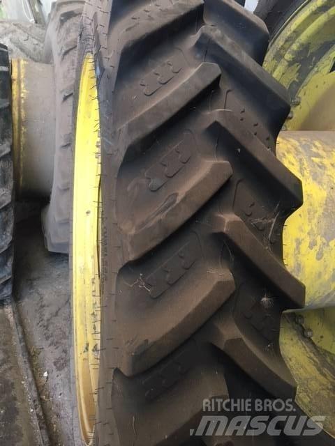 John Deere 6820 Pneumatiky, kola a ráfky