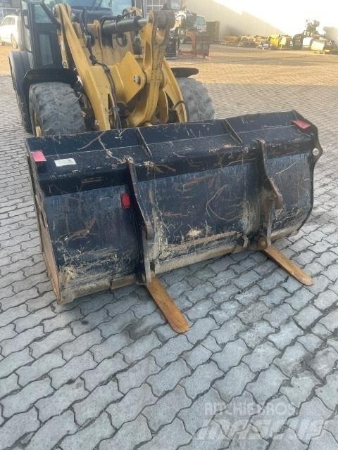 CAT 906 Kolové nakladače