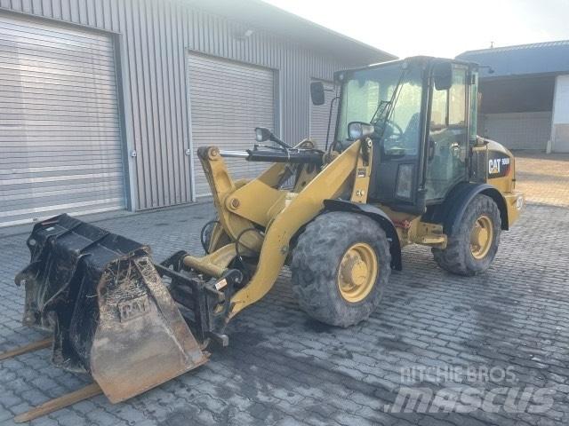 CAT 906 Kolové nakladače