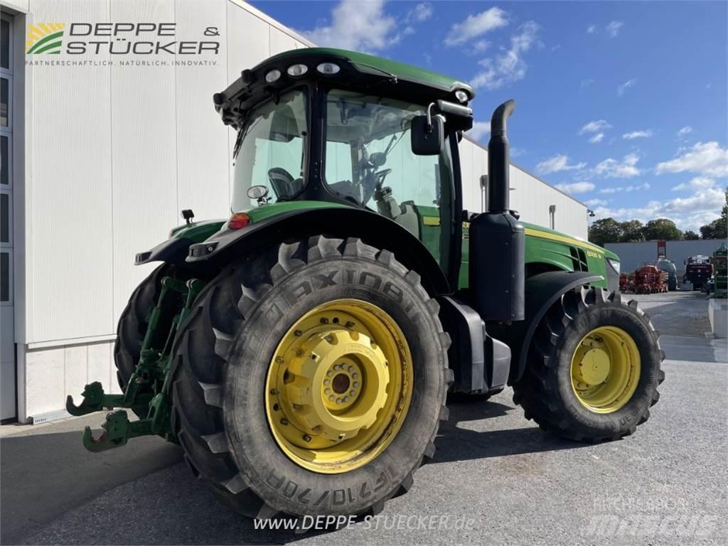 John Deere 8335R Traktory