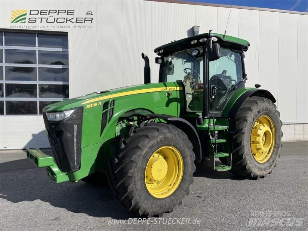John Deere 8335R Traktory