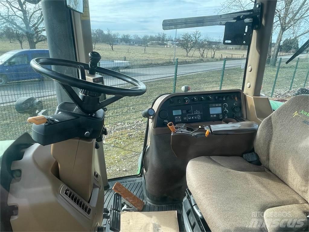 John Deere 8330 Traktory